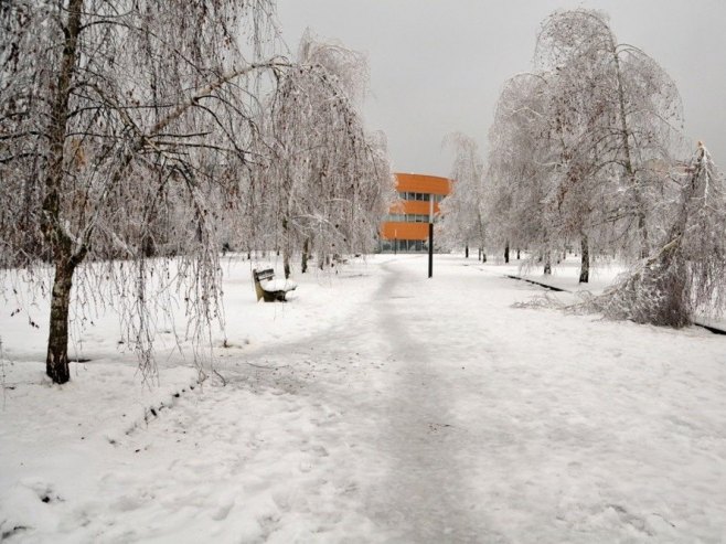 Сњег у Љубљани, архивска фотографија (фото: EPA/IGOR KUPLJENIK) - 
