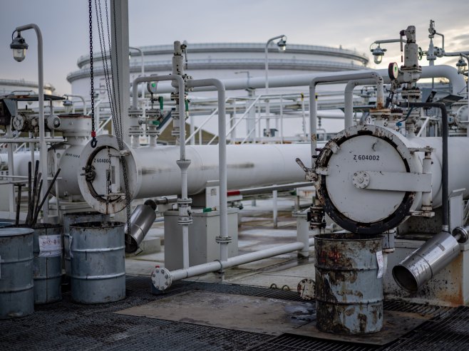 Нафтовод (Фото: EPA/MARTIN DIVISEK/илустрација) - 