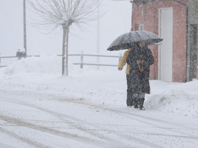 Сњежно невријеме (Фото: EPA/Eliseo Trigo/илустрација) - 