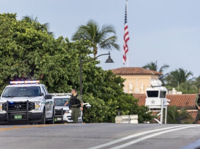 Полиција (Фото:  EPA/CRISTOBAL HERRERA-ULASHKEVICH) - 