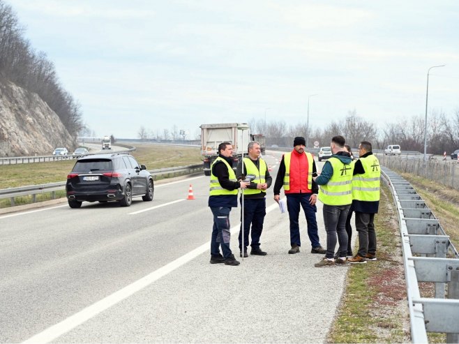 Геодетско снимање терена (фото: Аутопутеви Републике Српске) Геодетско снимање терена (фото: Аутопутеви Републике Српске) -
