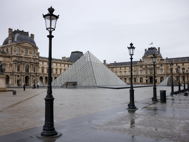 Музеј Лувр (Фото: EPA/YOAN VALAT) - 