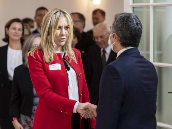 Братићева одбила да достави телефон на претрес; Продужен јој кућни притвор