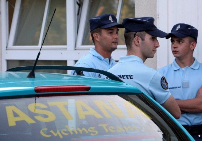 Полиција у Казахстану (Фото: EPA/OLIVER WEIKEN) - 