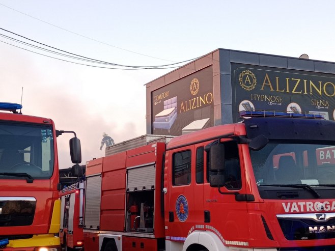 У пожару у фабрици намјештаја у Брчком повријеђено осам особа (ВИДЕО)