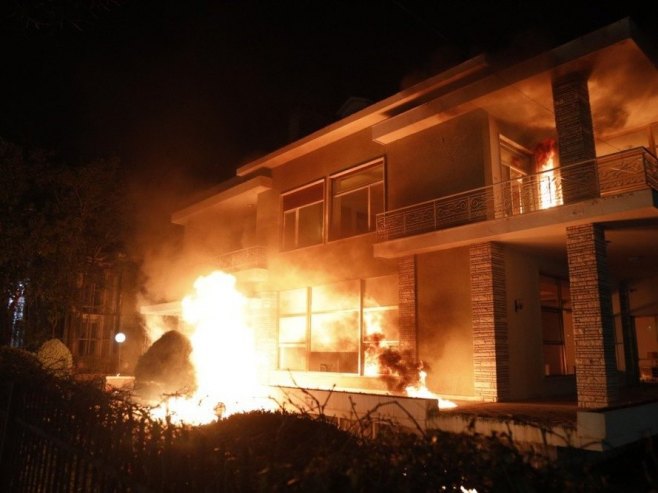 Тирана - запаљена вила Енвера Хоџе (Фото: EPA/MALTON DIBRA) - 