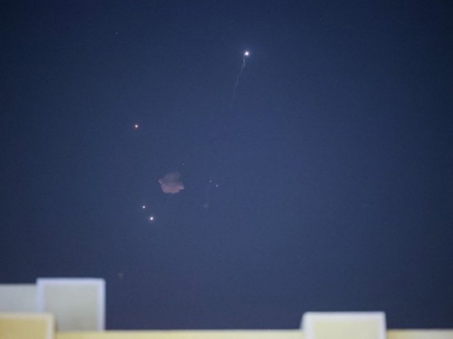 Ракета (Фото: EPA/HANNIBAL HANSCHKE) - 