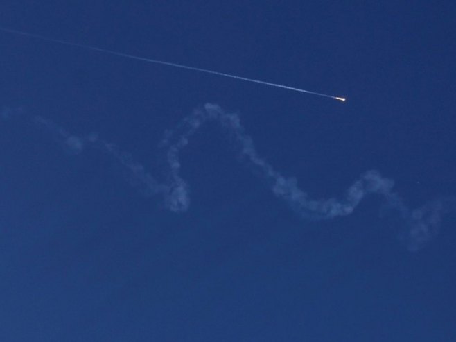 Ракета (Фото: EPA/ALAA BADARNEH) - 