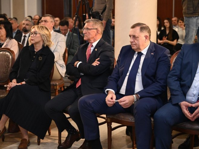 Предавање америчког генерала Мајкла Флина (фото: Aleksandar Stupar/banjaluka.net) Предавање америчког генерала Мајкла Флина (фото: Aleksandar Stupar/banjaluka.net) -