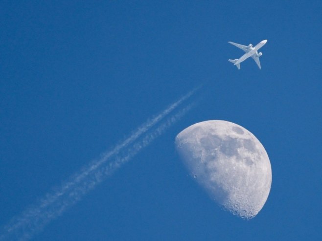 Авион (фото: EPA/RITCHIE B. TONGO - илустрација) - 