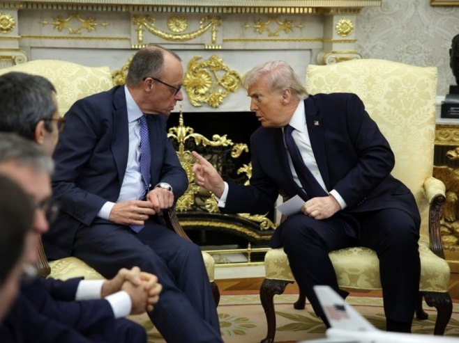 Мерц и Трамп (фото: EPA/SAMUEL CORUM) - 