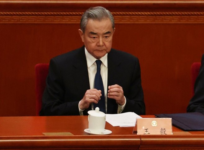 Ванг Ји (фото: EPA/JESSICA LEE) - 