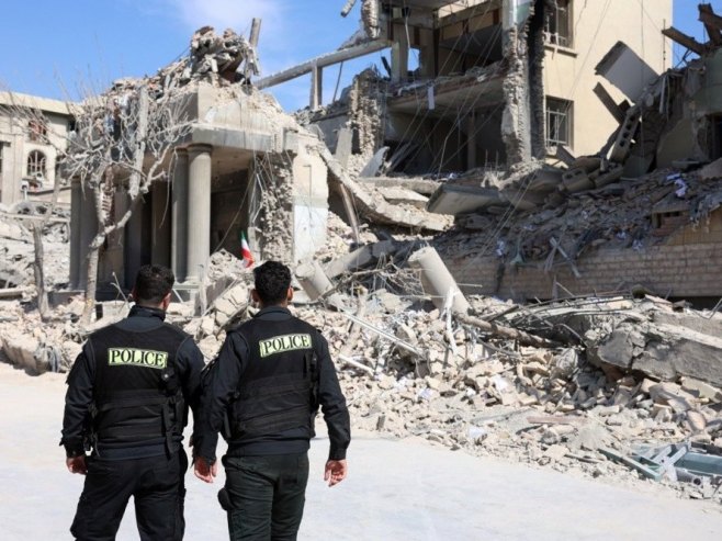 Техеран (Фото: EPA/ABEDIN TAHERKENAREH) - 