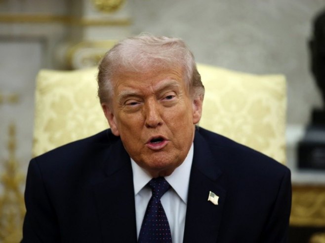 Доналд Трамп (фото: EPA/SAMUEL CORUM) - 