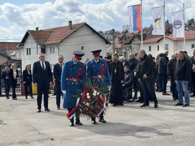 Минић и Остојић положили вијенце на Војничко спомен-гробље Нови Зејтинлик (ФОТО)
