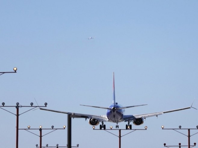 Авион (Фото: EPA/ALLISON DINNER, илустрација) - 