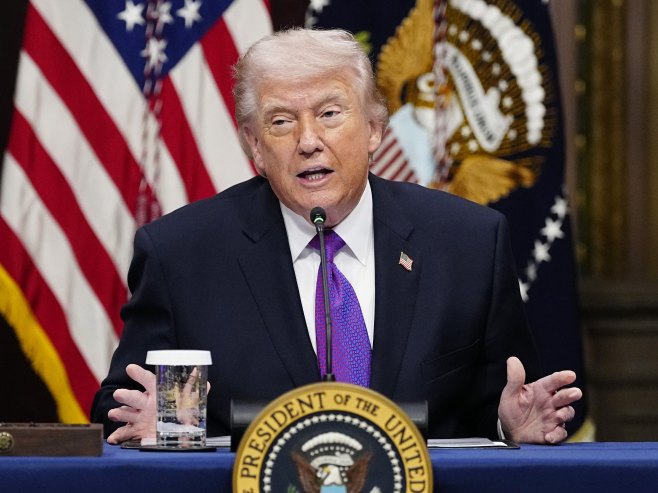 Доналд Трамп (Фото: EPA/BONNIE CASH / POOL) - 