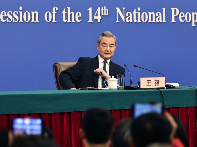 Ванг Ји (Фото: EPA/ANDRES MARTINEZ CASARES) - 