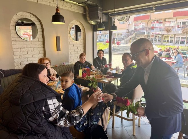 Дарко Томаш подијелио руже за 8. Март - Фото: РТРС