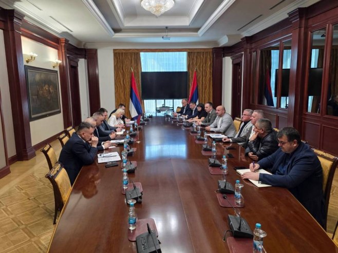 Минић са представницима превозника и привредницима - Фото: Уступљена фотографија