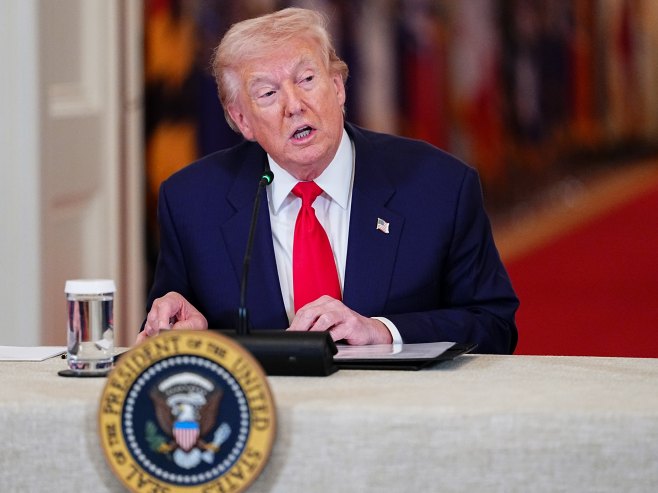 Доналд Трамп (Фото: EPA/AARON SCHWARTZ / POOL) - 