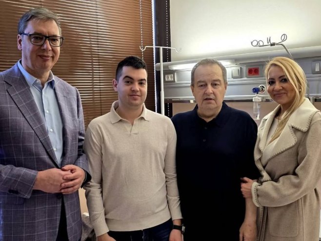 Ивица Дачић изашао из болнице (ВИДЕО)