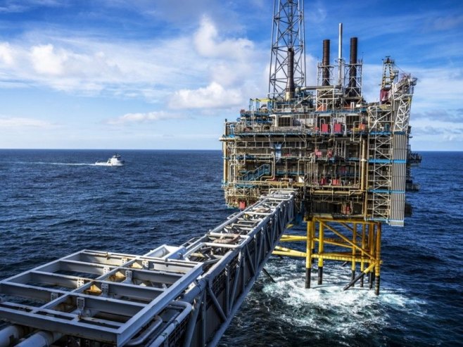 Цијене нафте пале па скочиле на око 90 долара док се чека смиривање на Блиском истоку