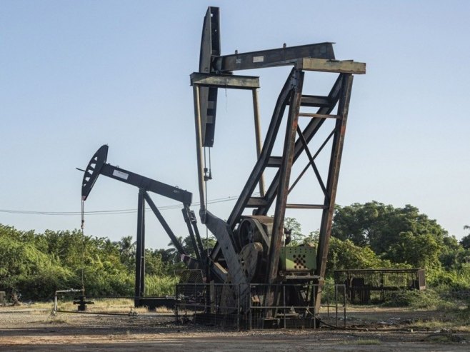 Експлоатација нафте у Венецуели (Фото: EPA/Henry Chirinos) - 