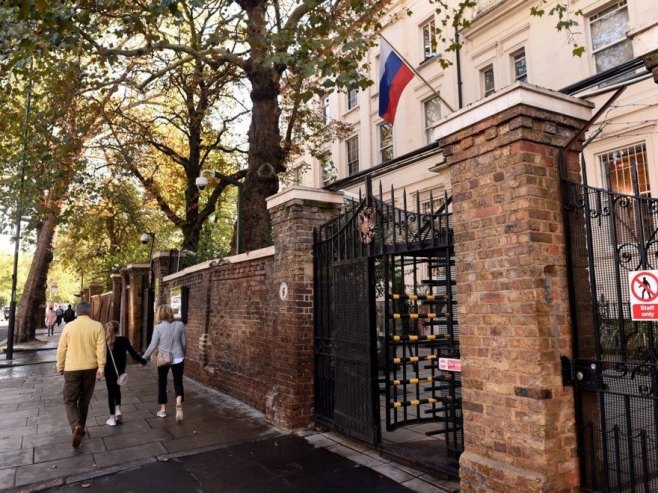 Руска Амбасада у Лондону (фото: EPA/FACUNDO ARRIZABALAGA - илустрација) - 