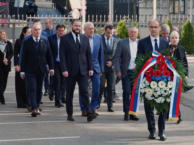 Одата почаст Ђинђићу (Фото: TANJUG/ VLADIMIR ŠPORČIĆ) - 