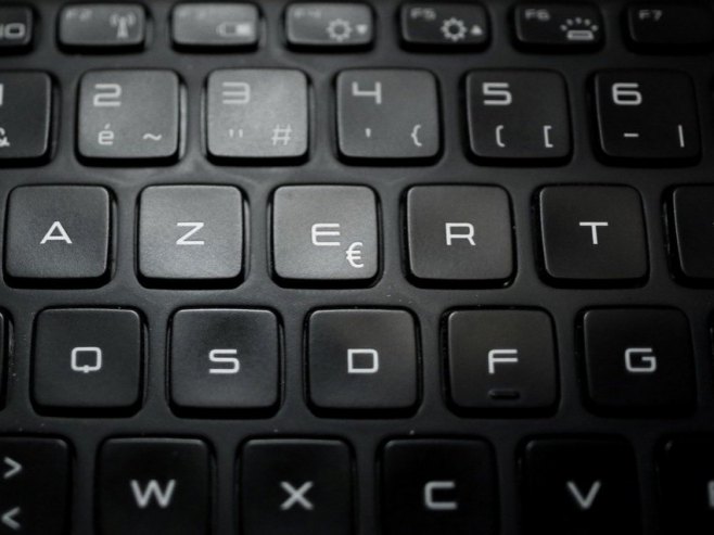 Тастатура (Фото: EPA/YOAN VALAT/илустрација) - 
