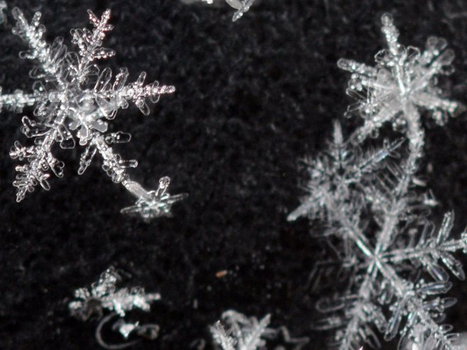 Снијег, пахуљице (Фото: EPA/PATRICK SEEGER/илустрација) - 