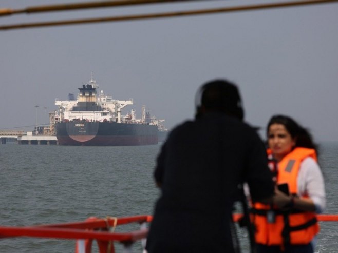 Танкери (Фото: EPA/DIVYAKANT SOLANKI) - 