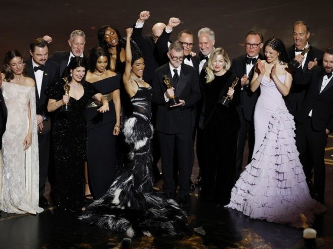 Екипа филма "Једна битка за другом" (Фото: EPA/CHRIS TORRES) - 