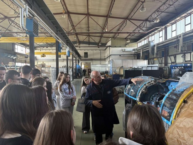 Ученици и наставници Ваздухопловне академије из Београда посјетили бијељински "Орао" - Фото: Уступљена фотографија