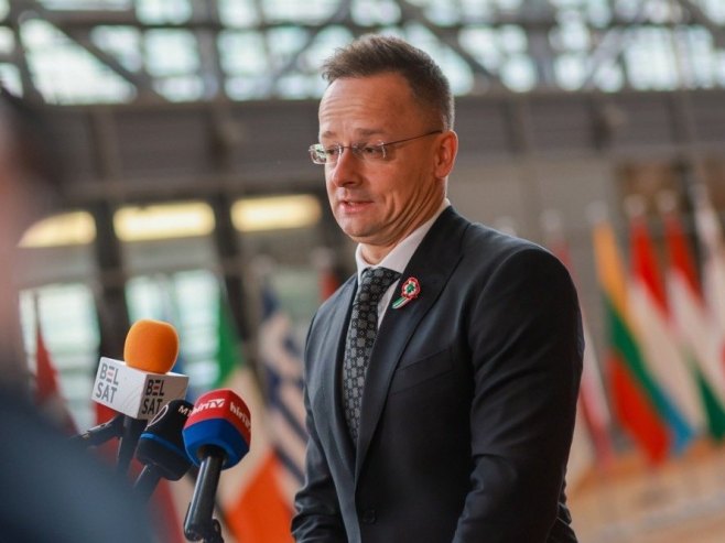 Петер Сијарто (фото: EPA/OLIVIER HOSLET) - 