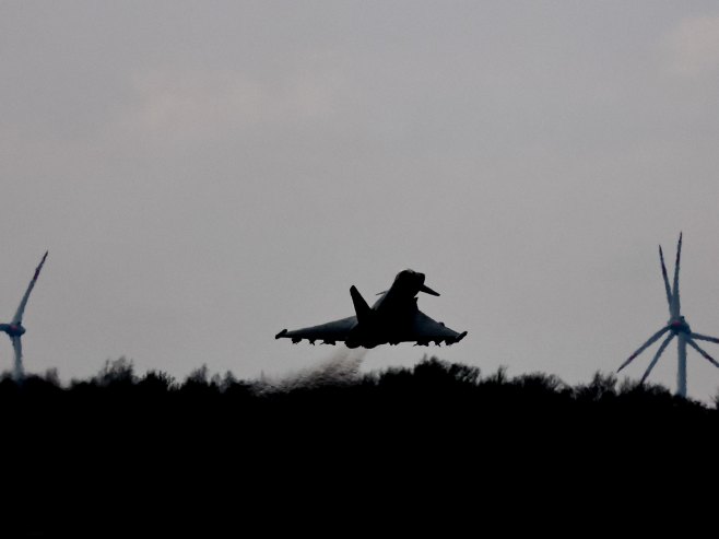 Авион (Фото: EPA/FILIP SINGER) - Фото: илустрација