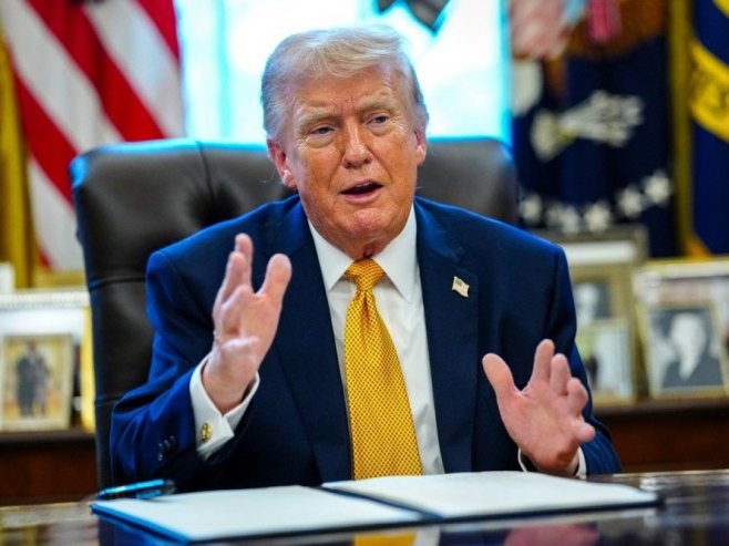 Доналд Трамп (фото: EPA/AARON SCHWARTZ) - 