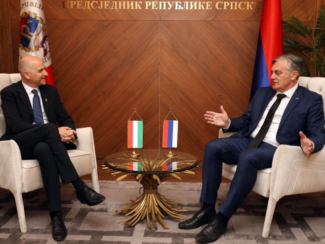 Мађарски амбасадор и Синиша Каран - Фото: ZIPAPHOTO/Borislav Zdrinja