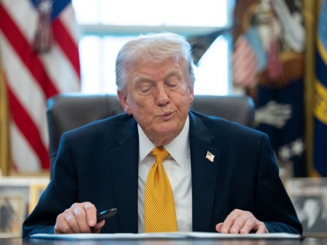 Доналд Трамп (фото: EPA/AARON SCHWARTZ ) - 