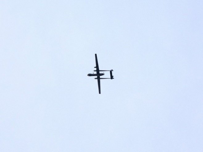 Дрон (фото: EPA/ALAA BADARNEH - илустрација) - 