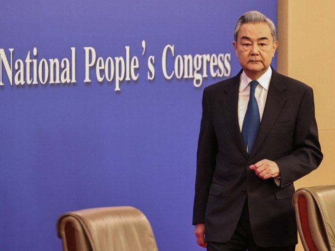 Ванг Ји (фото: EPA/ANDRES MARTINEZ CASARES) - 