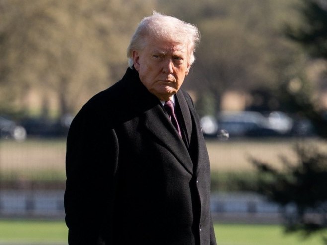 Доналд Трамп (фото: EPA/AARON SCHWARTZ) - 