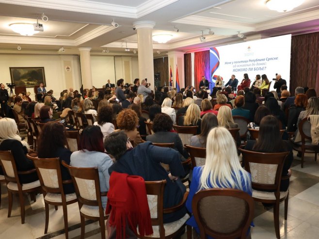 Панел дискусија - Фото: ZIPAPHOTO/Borislav Zdrinja