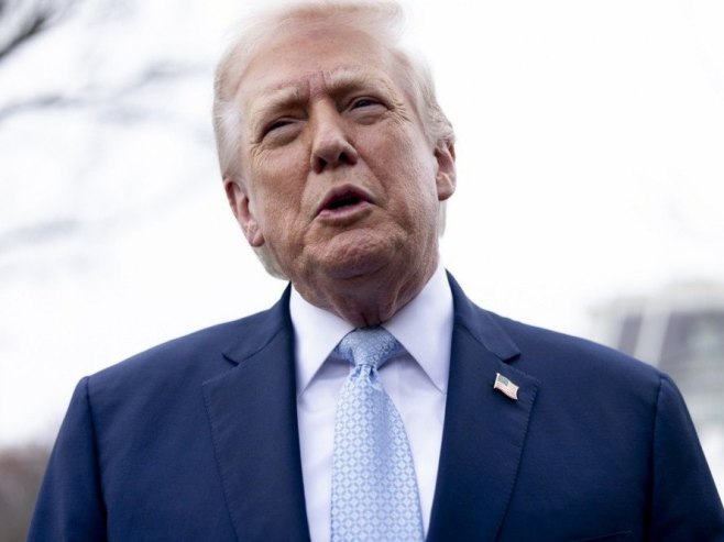 Доналд Трамп (фото: EPA/SHAWN THEW) - 