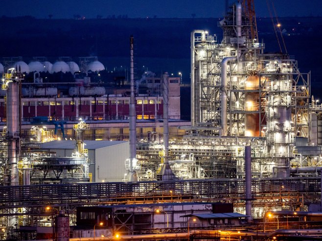 Нафтовод (Фото: EPA/MARTIN DIVISEK) - 