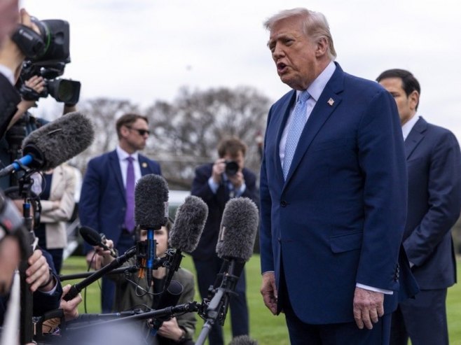 Доналд Трамп (фото: EPA/SHAWN THEW) - 