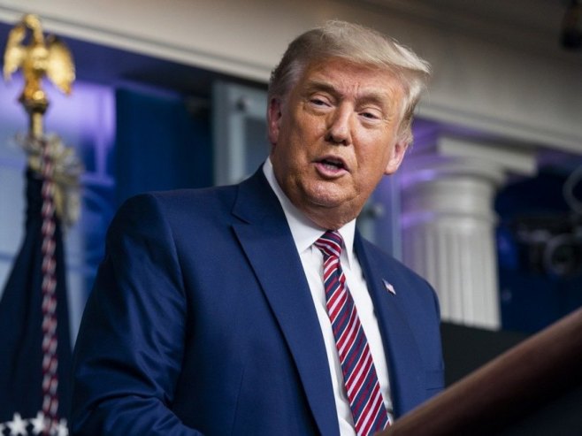 Доналд Трамп (фото: EPA/JIM LO SCALZO) - 