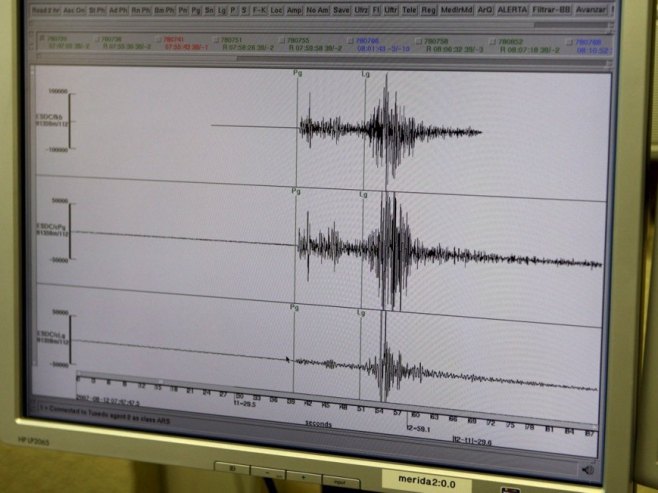 Сеизмограф (фото: EPA/J.L. Pino) - 