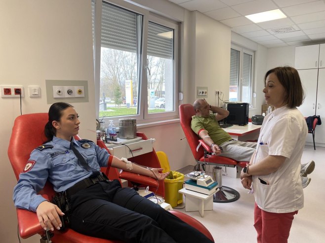 Млади полицијски службеници Добоја даривали крв - Фото: РТРС